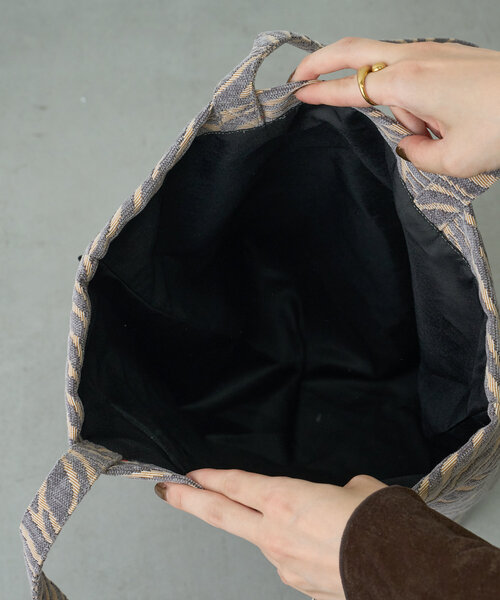 Actually（アクチュアリー）の「アニマルモールジャガードトートバッグ（トートバッグ・メンズ・グレー/ブラック・0）」の12枚目の写真