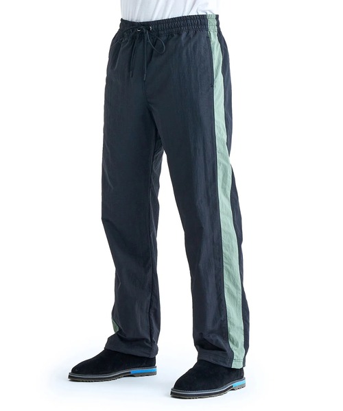 Quiksilver（クイックシルバー）の「PANEL MIL PANTS/クイックシルバーウエストゴムサイドラインナイロンパンツ（その他パンツ・メンズ・ベージュ/ブラック・X-LARGE/LARGE/MEDIUM）」の2枚目の写真