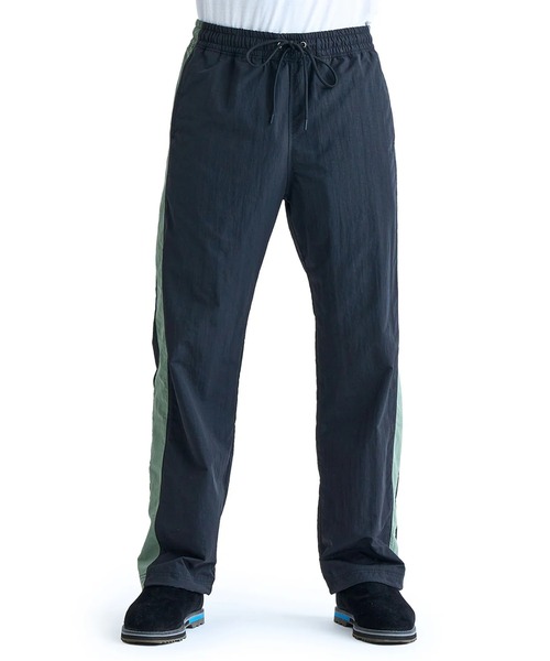 Quiksilver（クイックシルバー）の「PANEL MIL PANTS/クイックシルバーウエストゴムサイドラインナイロンパンツ（その他パンツ・メンズ・ベージュ/ブラック・X-LARGE/LARGE/MEDIUM）」の5枚目の写真