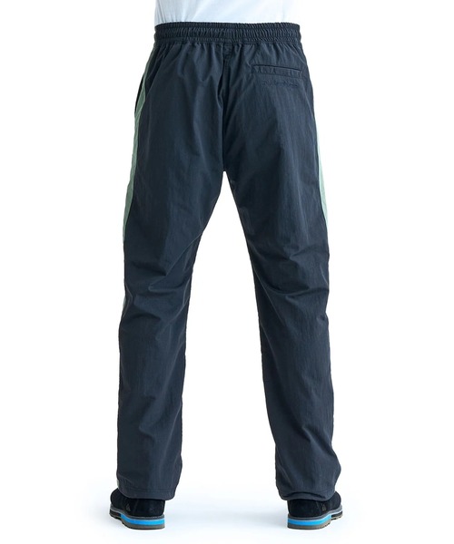 Quiksilver（クイックシルバー）の「PANEL MIL PANTS/クイックシルバーウエストゴムサイドラインナイロンパンツ（その他パンツ・メンズ・ベージュ/ブラック・X-LARGE/LARGE/MEDIUM）」の6枚目の写真
