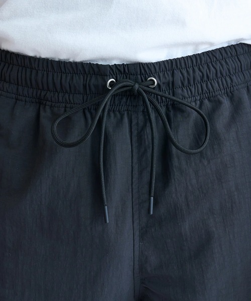 Quiksilver（クイックシルバー）の「PANEL MIL PANTS/クイックシルバーウエストゴムサイドラインナイロンパンツ（その他パンツ・メンズ・ベージュ/ブラック・X-LARGE/LARGE/MEDIUM）」の7枚目の写真