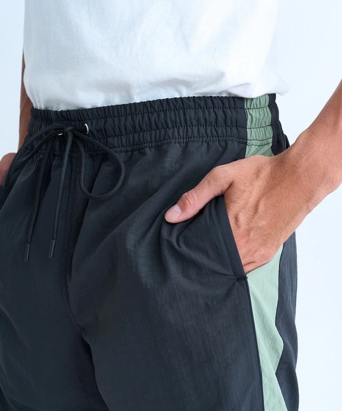 Quiksilver（クイックシルバー）の「PANEL MIL PANTS/クイックシルバーウエストゴムサイドラインナイロンパンツ（その他パンツ・メンズ・ベージュ/ブラック・X-LARGE/LARGE/MEDIUM）」の8枚目の写真