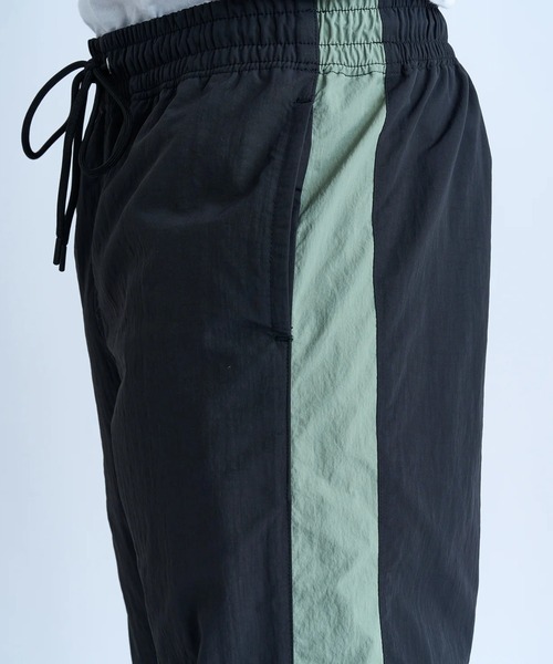 Quiksilver（クイックシルバー）の「PANEL MIL PANTS/クイックシルバーウエストゴムサイドラインナイロンパンツ（その他パンツ・メンズ・ベージュ/ブラック・X-LARGE/LARGE/MEDIUM）」の9枚目の写真