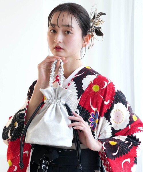 utatane(ウタタネ)の「巾着バッグ レザー調コード utatane 日本製 シルバー(ハンドバッグ・レディース・シルバー・FREE)」の9枚目の写真