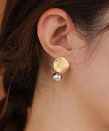 Bab（バブ）の「カーブプレートモチーフ×ボールデザインピアス（ピアス（両耳用））」