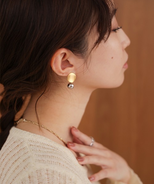 Bab(バブ)の「カーブプレートモチーフ×ボールデザインピアス(ピアス(両耳用)・レディース・ゴールド・ONESIZE)」の3枚目の写真