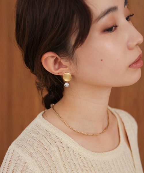 Bab(バブ)の「カーブプレートモチーフ×ボールデザインピアス(ピアス(両耳用)・レディース・ゴールド・ONESIZE)」の4枚目の写真