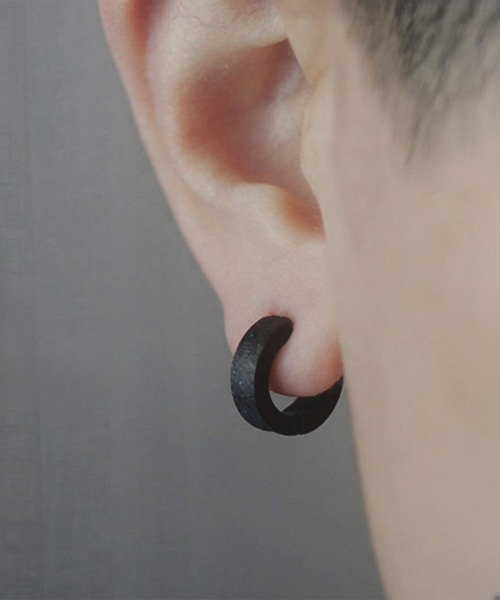 SBG(エスビー)の「SBG グリッターフープイヤリング 片耳(イヤリング・メンズ・ブラック/シルバー・FREE)」の5枚目の写真