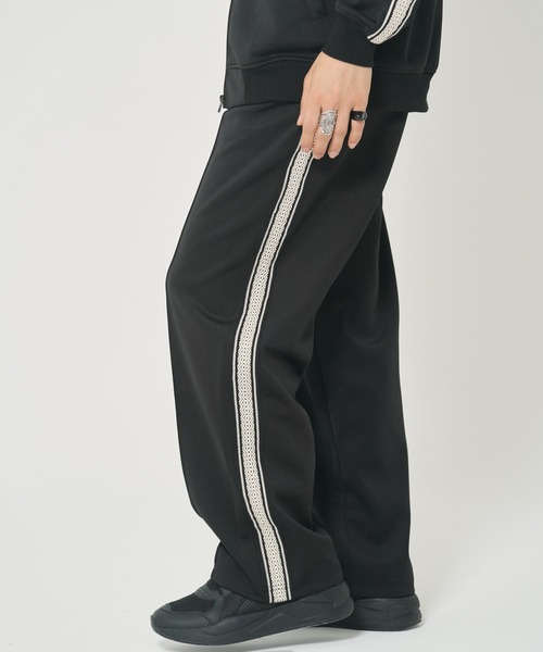 CORISCO（コリスコ）の「エステル テープ使いトラックパンツ(M1)（その他パンツ・メンズ・ブラック/ネイビー/チャコールグレー・MEDIUM/X-LARGE/LARGE）」の2枚目の写真