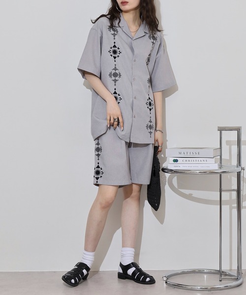 ATELANE（アテレーン）の「ATELANE リラックスフィット ポリエステルトロピカル デザイン刺繍 キューバシャツ　セットアップ  半袖/ショートパンツ（セットアップ・メンズ・グレー/ブラック/チャコール・L/M）」の2枚目の写真