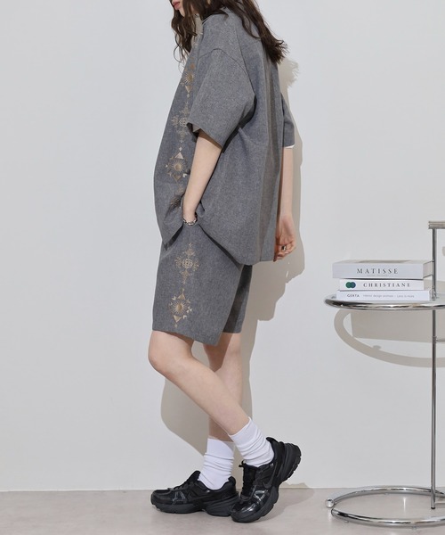 ATELANE（アテレーン）の「ATELANE リラックスフィット ポリエステルトロピカル デザイン刺繍 キューバシャツ　セットアップ  半袖/ショートパンツ（セットアップ・メンズ・グレー/ブラック/チャコール・L/M）」の7枚目の写真