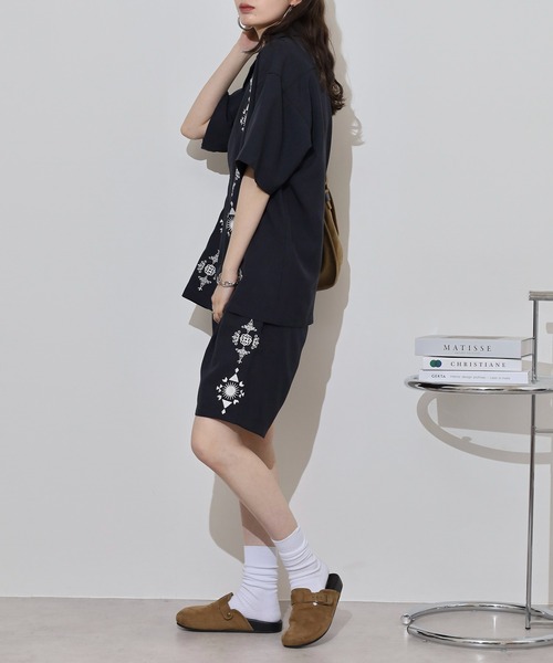 ATELANE（アテレーン）の「ATELANE リラックスフィット ポリエステルトロピカル デザイン刺繍 キューバシャツ　セットアップ  半袖/ショートパンツ（セットアップ・メンズ・グレー/ブラック/チャコール・L/M）」の13枚目の写真