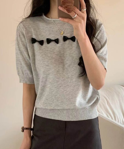aimoha（アイモハ）の「【aimoha】リボンモチーフ ロールネック半袖ニットトップス（ニット/セーター・レディース・ブルー/ネイビー/ライトグレー/ピンク/ライトベージュ・FREE）」の2枚目の写真