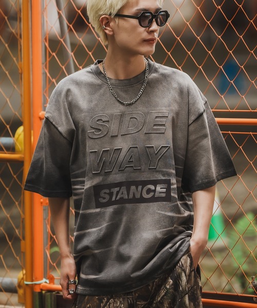 SIDEWAY STANCE(サイドウェイスタンス)の「【SIDEWAY STANCE】特殊加工 半袖Tシャツ(Tシャツ/カットソー・メンズ・ブラック系1/ブラック/ブラック系/ブラウン/ブラウン系1/ブラウン系・X-LARGE/LARGE/MEDIUM/SMALL)」の1枚目の写真