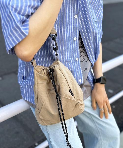 link lot(リンクロット)の「ナイロン巾着ショルダー(ショルダーバッグ・メンズ・ブラック/カーキ/グレー/ベージュ・F)」の5枚目の写真