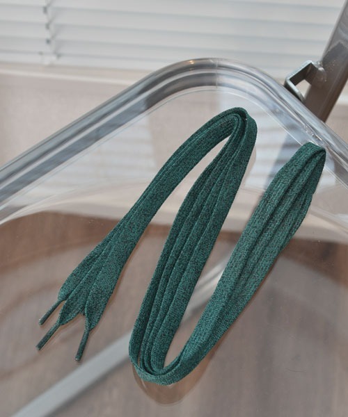 VIBGYOR Women（ヴィブジョー　ウィメン）の「【float】《推し活/推しカラー/メンカラ》ラメ キラキラ 平型 靴紐【20色展開】（シューズアクセサリー・レディース・ホワイト系1/ブラック系1/ブラック系2/ブラック系3/グリーン系1/グリーン系2/グリーン系3/ブルー系1/ブルー系2/ブルー系3/イエロー系1/イエロー系2/イエロー系3/ピンク系1/レッド系1/レッド系2/オレンジ系1/シルバー系1/シルバー系2/シルバー系3・FREE）」の5枚目の写真