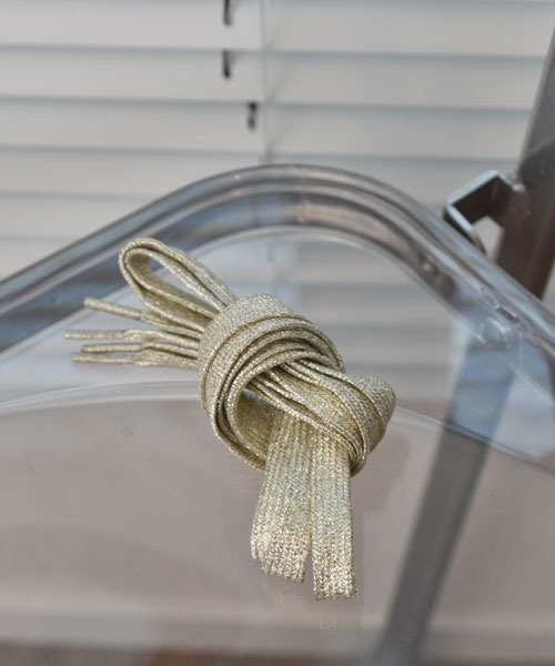 VIBGYOR Women（ヴィブジョー　ウィメン）の「【float】《推し活/推しカラー/メンカラ》ラメ キラキラ 平型 靴紐【20色展開】（シューズアクセサリー・レディース・ホワイト系1/ブラック系1/ブラック系2/ブラック系3/グリーン系1/グリーン系2/グリーン系3/ブルー系1/ブルー系2/ブルー系3/イエロー系1/イエロー系2/イエロー系3/ピンク系1/レッド系1/レッド系2/オレンジ系1/シルバー系1/シルバー系2/シルバー系3・FREE）」の13枚目の写真