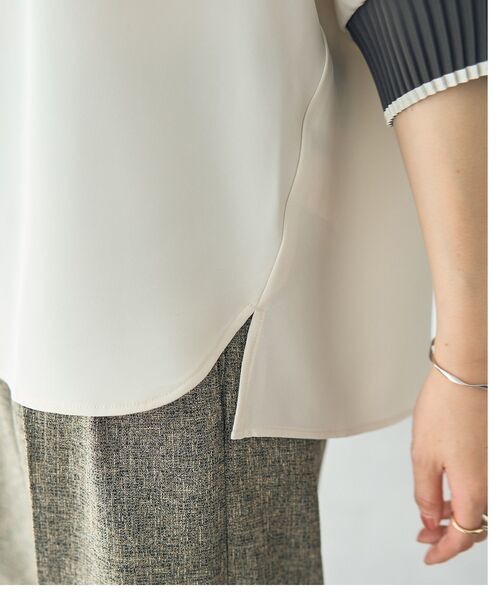 YECCA VECCA(イェッカヴェッカ)の「袖プリーツラウンドヘムブラウス(シャツ/ブラウス・レディース・ライトグレー/アイボリー/ブラック・FREE)」の9枚目の写真