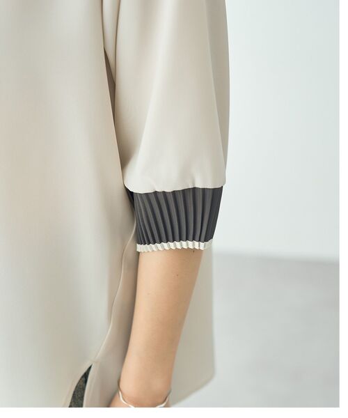 YECCA VECCA(イェッカヴェッカ)の「袖プリーツラウンドヘムブラウス(シャツ/ブラウス・レディース・ライトグレー/アイボリー/ブラック・FREE)」の11枚目の写真