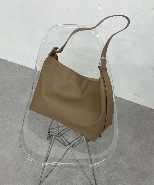 archives(アルシーヴ)の「合皮ワンショルトート(トートバッグ・レディース・ブラック/グレイッシュベージュ・FREE)」の2枚目の写真
