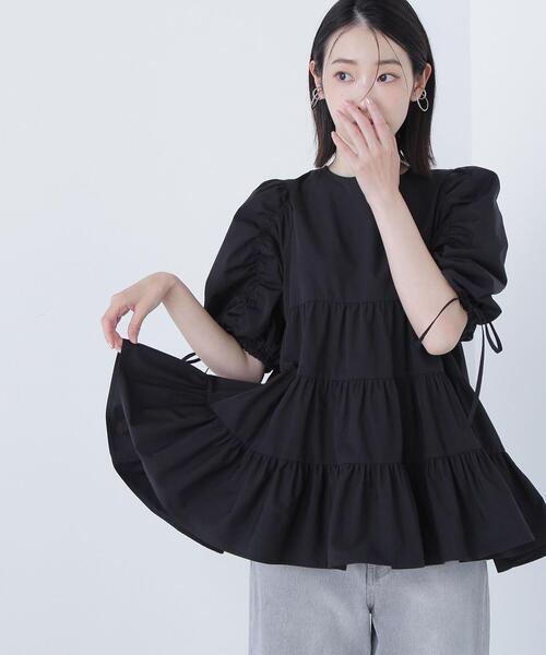 NATURAL BEAUTY BASIC(ナチュラルビューティーベーシック)の「◇ギャザースリーブティアードチュニックブラウス(シャツ/ブラウス・レディース・ブラック/ブルー/イエロー・SMALL/MEDIUM)」の1枚目の写真