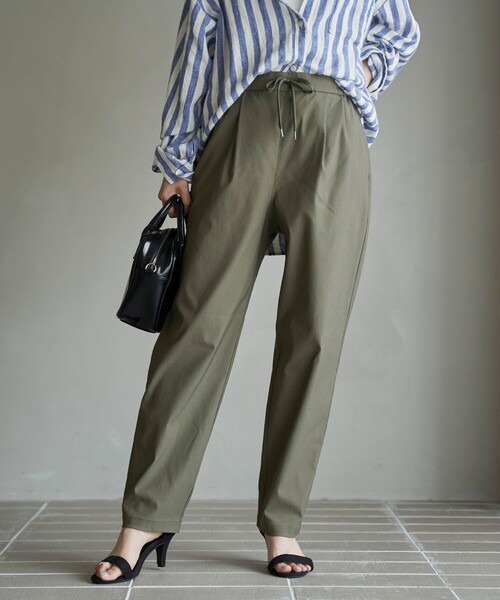 coen（コーエン）の「【定番】イージービューティーテーパードパンツ（WEB限定サイズ）（スラックス・レディース・ブラック/ダークブラウン/ベージュ/ネイビー/オリーブ/ダークグレー・S/M/L/XL）」の5枚目の写真