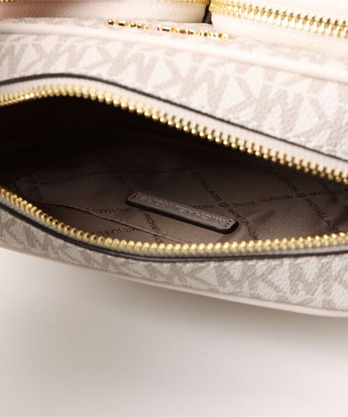 MICHAEL KORS(マイケルコース)の「JET SET ITEM クロスボディ ウィズ テックアタッチ ミディアム - MKシグネチャー(ショルダーバッグ・レディース・ベージュ系その他・FREE)」の4枚目の写真