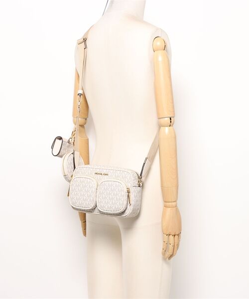 MICHAEL KORS(マイケルコース)の「JET SET ITEM クロスボディ ウィズ テックアタッチ ミディアム - MKシグネチャー(ショルダーバッグ・レディース・ベージュ系その他・FREE)」の7枚目の写真