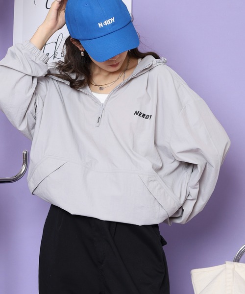 NERDY（ノルディ）の「スモールロゴアノラック（ブルゾン・メンズ・グレー/ベージュ/ブラック/ピンク・M/L）」の3枚目の写真