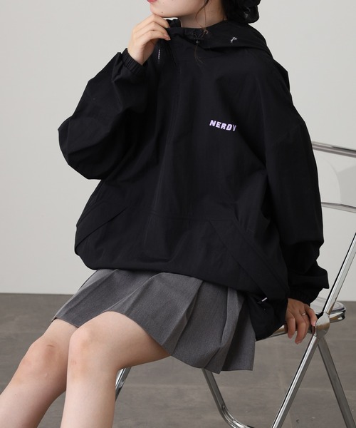 NERDY（ノルディ）の「スモールロゴアノラック（ブルゾン・メンズ・グレー/ベージュ/ブラック/ピンク・M/L）」の2枚目の写真