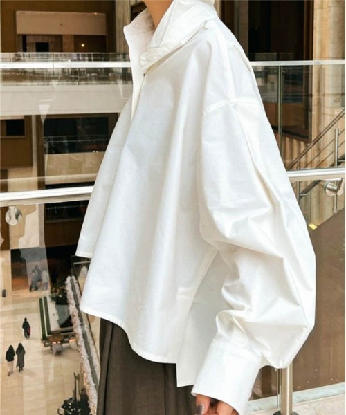 AMELY(エミリー)の「ボリュームスリーブショート丈ハイネックブラウス(シャツ/ブラウス・レディース・ブラック/ホワイト・M/L)」の2枚目の写真