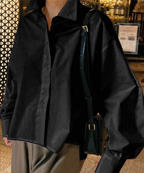 AMELY(エミリー)の「ボリュームスリーブショート丈ハイネックブラウス(シャツ/ブラウス・レディース・ブラック/ホワイト・M/L)」の1枚目の写真