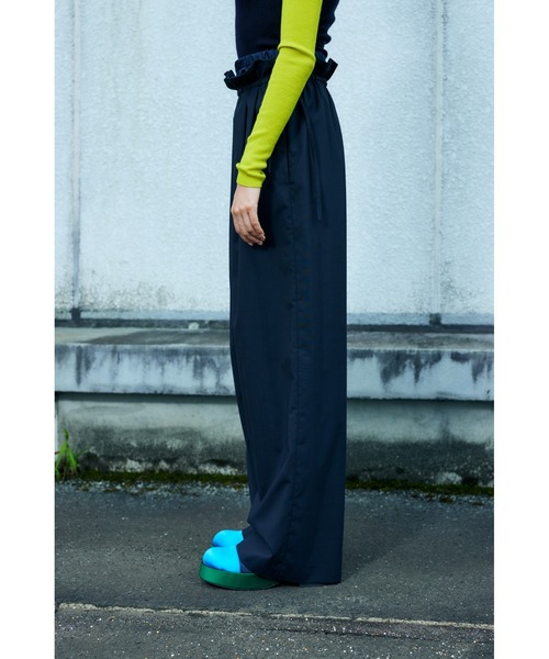 ENFOLD(エンフォルド)の「T/Wトロ ダブルウエスト ワイドパンツ(その他パンツ・レディース・チャコールグレー/ダークネイビー・38/36)」の4枚目の写真