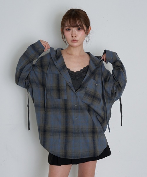 RAY CASSIN（レイカズン）の「袖スリットフードチェックシャツ（シャツ/ブラウス・レディース・ブラウン/ブラック/ブルー/カーキ・FREE）」の4枚目の写真