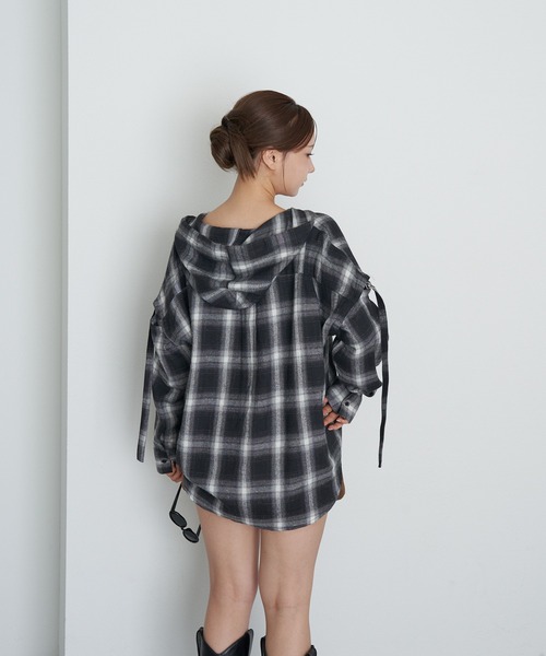 RAY CASSIN（レイカズン）の「袖スリットフードチェックシャツ（シャツ/ブラウス・レディース・ブラウン/ブラック/ブルー/カーキ・FREE）」の9枚目の写真