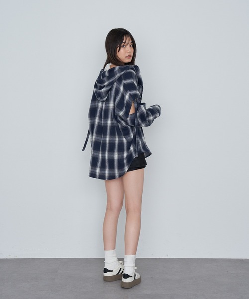 RAY CASSIN（レイカズン）の「袖スリットフードチェックシャツ（シャツ/ブラウス・レディース・ブラウン/ブラック/ブルー/カーキ・FREE）」の22枚目の写真