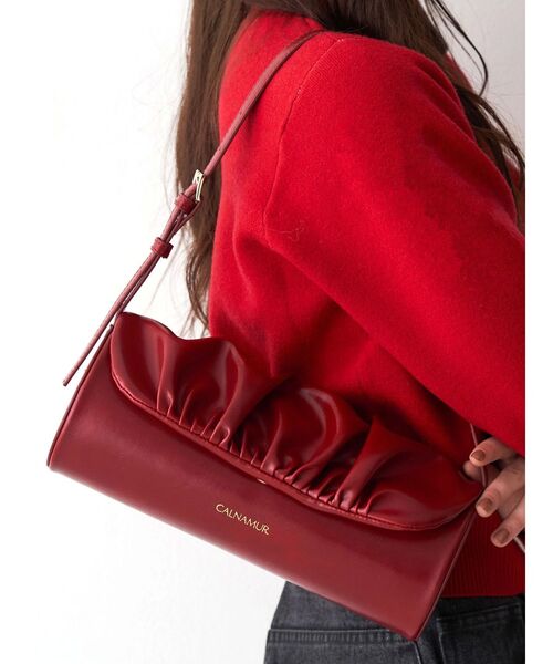 CALNAMUR（カルナムール）の「ギャザーデザイン筒形バック（ハンドバッグ・レディース・ライトイエロー/レッド・FREE）」の2枚目の写真