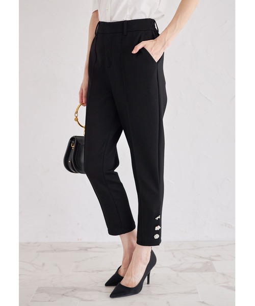 tocco closet(トッコ クローゼット)の「多種ビジュー飾り釦付きダンボールテーパードパンツ(その他パンツ・レディース・ブラック/ベージュ・M)」の1枚目の写真