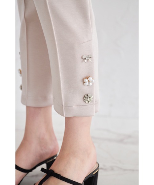 tocco closet(トッコ クローゼット)の「多種ビジュー飾り釦付きダンボールテーパードパンツ(その他パンツ・レディース・ブラック/ベージュ・M)」の15枚目の写真