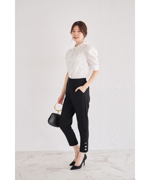 tocco closet(トッコ クローゼット)の「多種ビジュー飾り釦付きダンボールテーパードパンツ(その他パンツ・レディース・ブラック/ベージュ・M)」の4枚目の写真