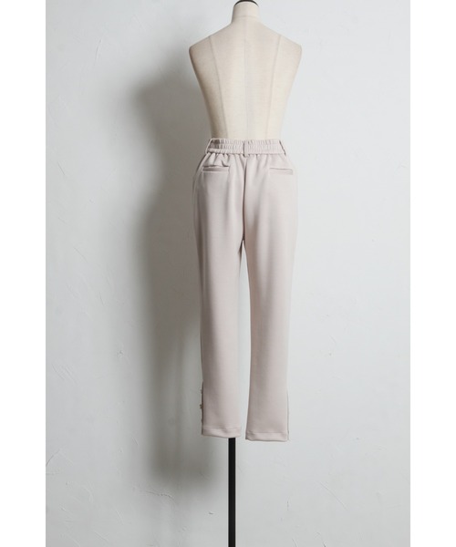 tocco closet(トッコ クローゼット)の「多種ビジュー飾り釦付きダンボールテーパードパンツ(その他パンツ・レディース・ブラック/ベージュ・M)」の19枚目の写真