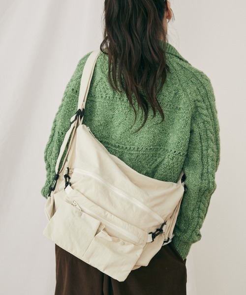 MERLOT(メルロー)の「ユーティリティマルチウェイバッグ(ショルダーバッグ・レディース・ホワイト/ブラック・FREE)」の1枚目の写真