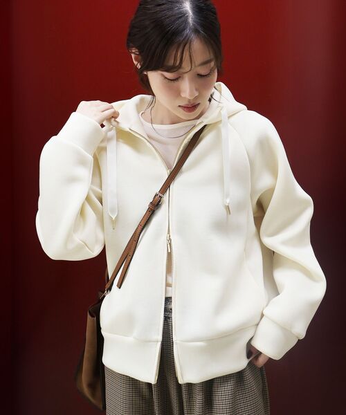 le.coeur blanc（ルクールブラン）の「エアリーダンボールパーカー（パーカー・レディース・チャコールグレー/アイボリー・38）」の4枚目の写真