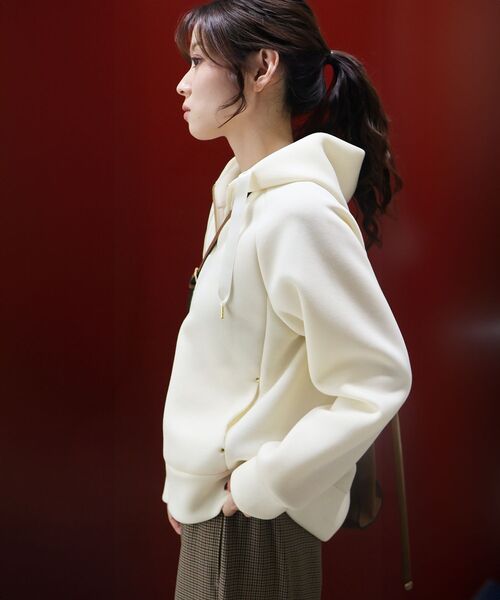 le.coeur blanc（ルクールブラン）の「エアリーダンボールパーカー（パーカー・レディース・チャコールグレー/アイボリー・38）」の6枚目の写真