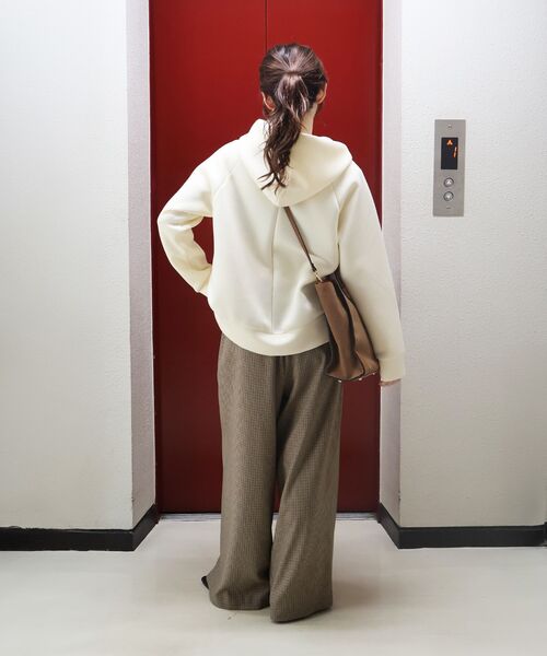 le.coeur blanc（ルクールブラン）の「エアリーダンボールパーカー（パーカー・レディース・チャコールグレー/アイボリー・38）」の13枚目の写真