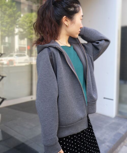 le.coeur blanc（ルクールブラン）の「エアリーダンボールパーカー（パーカー・レディース・チャコールグレー/アイボリー・38）」の18枚目の写真