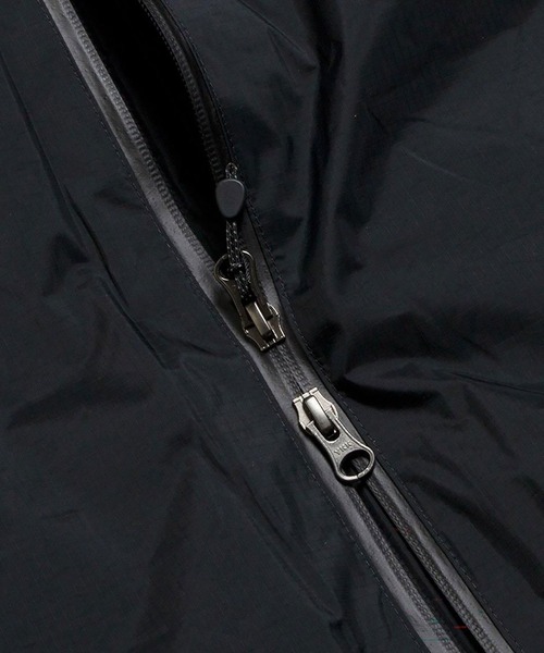 NANGA(ナンガ)の「NANGA-オーロラテックス スタンドカラー ダウンベスト(ダウンベスト・メンズ・グレー/ブラック・M/L/XL)」の5枚目の写真