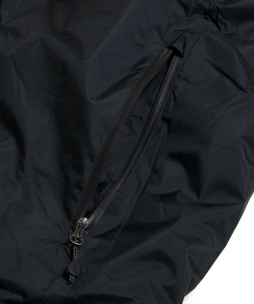 NANGA(ナンガ)の「NANGA-オーロラテックス スタンドカラー ダウンベスト(ダウンベスト・メンズ・グレー/ブラック・M/L/XL)」の4枚目の写真