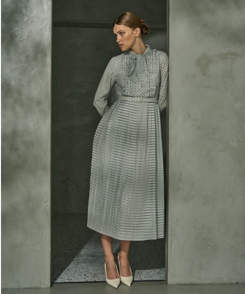ERADIE(エラディエ)の「Classic Pleated One-piece クラシックプリントプリーツワンピース(ワンピース・レディース・ホワイト/ブラック・FREE)」の2枚目の写真
