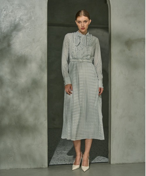 ERADIE(エラディエ)の「Classic Pleated One-piece クラシックプリントプリーツワンピース(ワンピース・レディース・ホワイト/ブラック・FREE)」の3枚目の写真